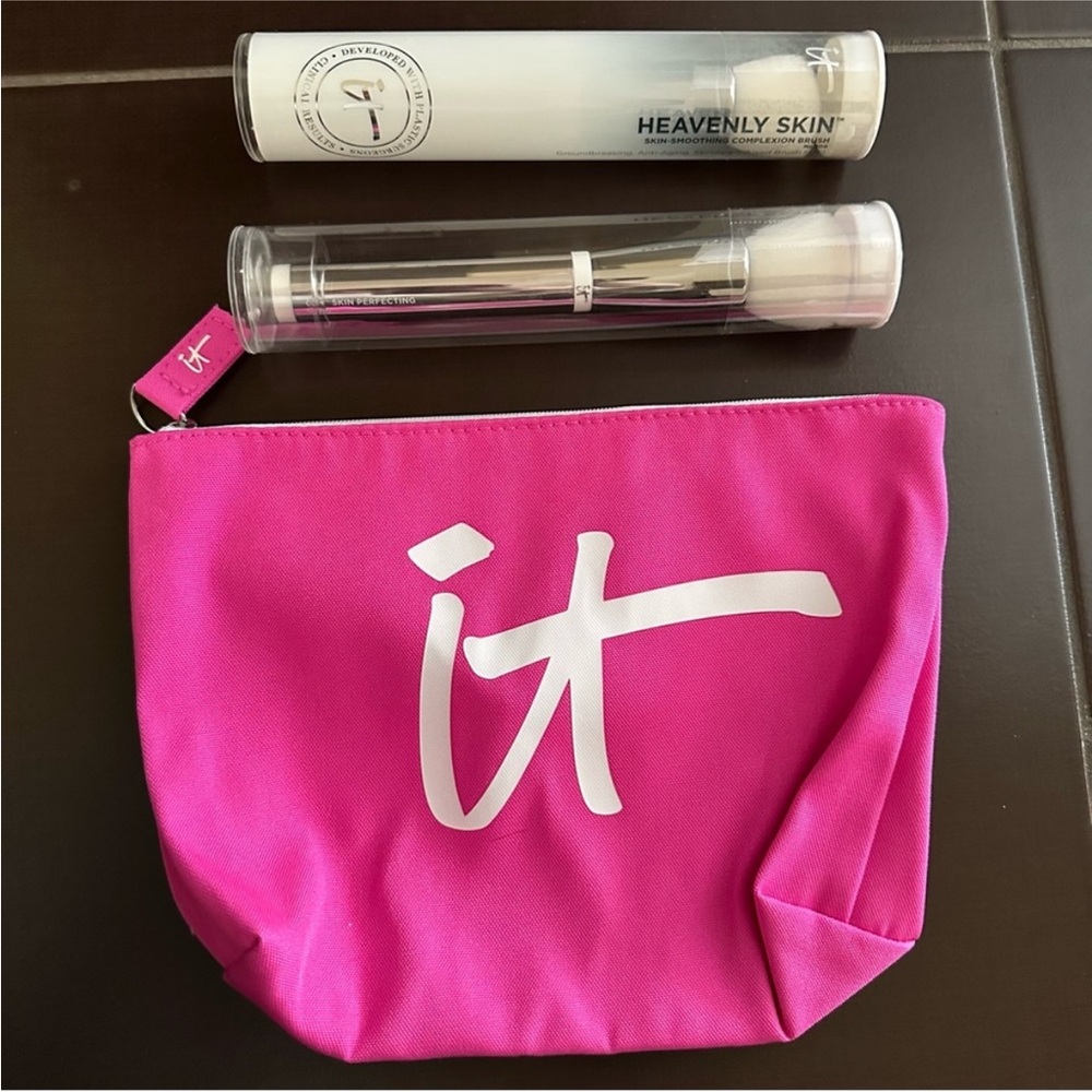 2 makeup brushes + pouch